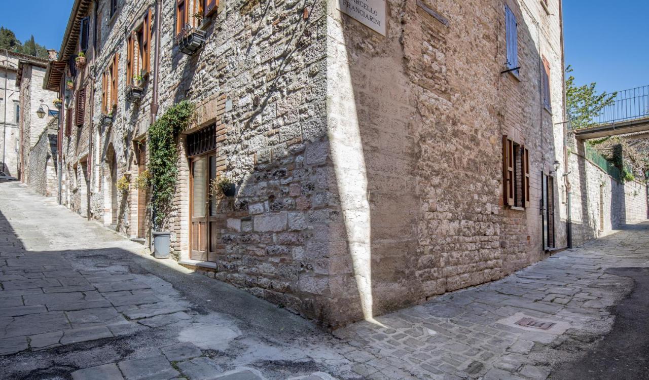 B&B Luxury Apartment Suite Gubbio 2 Camere E Divano Letto Exterior photo